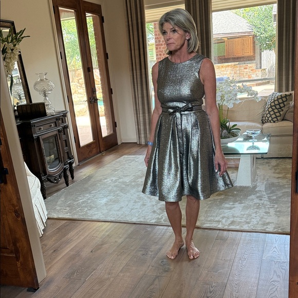 Elegant Sleeveless Metallic Mini Dress - Picture 2 of 9